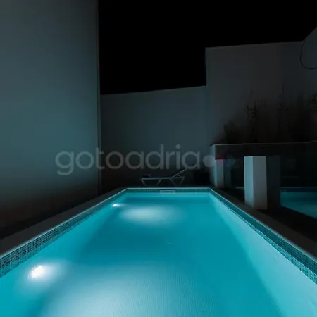 Smaragd - Rubin - Luxury With Shared Pool Apartment Makarska